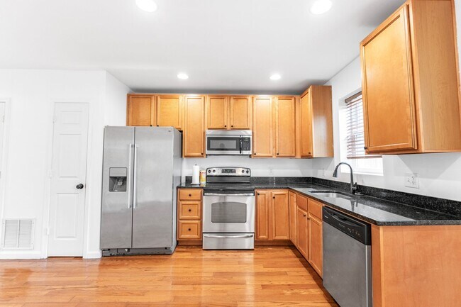 Building Photo - Beautiful 3 BR/1.5 BA Townhome in Langston!