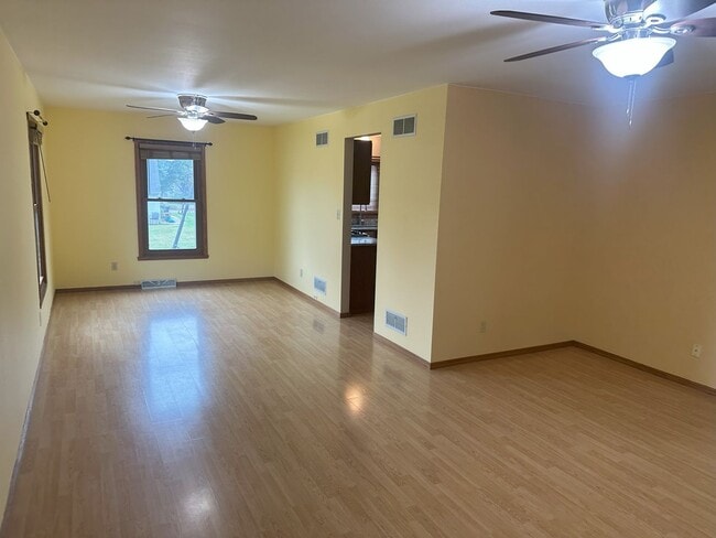 Building Photo - For Rent: Spacious 3 Bedroom, 2.5 Bath Single-Family Home in Franklin, WI