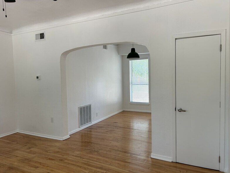 Building Photo - 5305 Reiger Ave