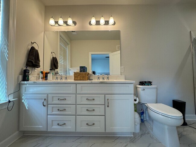 Building Photo - Stylish 2 Bed 2 Bath Condo With Den & Balc...