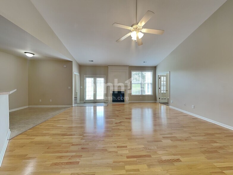Building Photo - 331 Surrywood Dr