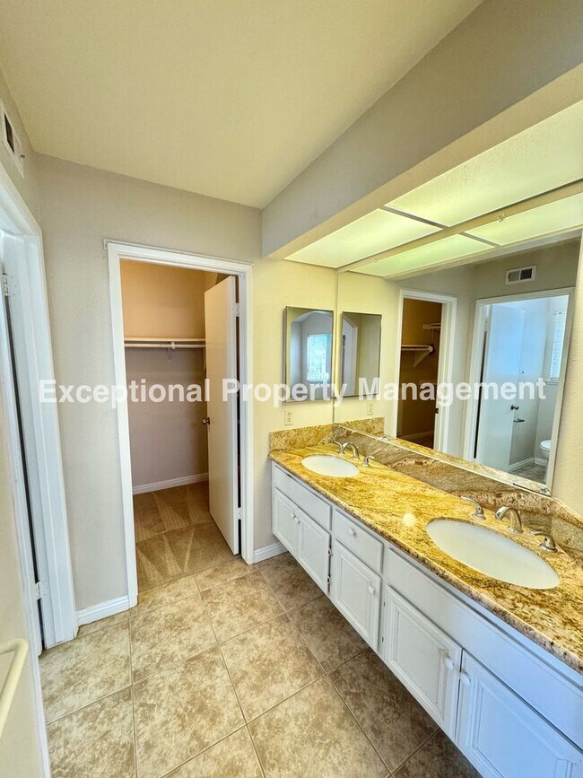 Building Photo - Move in ready 4 bed 3 bath home with 1 bed...