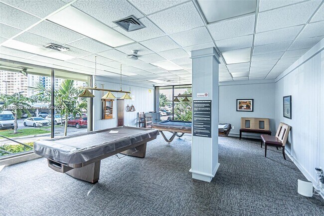 Building Photo - 300 Bayview Dr