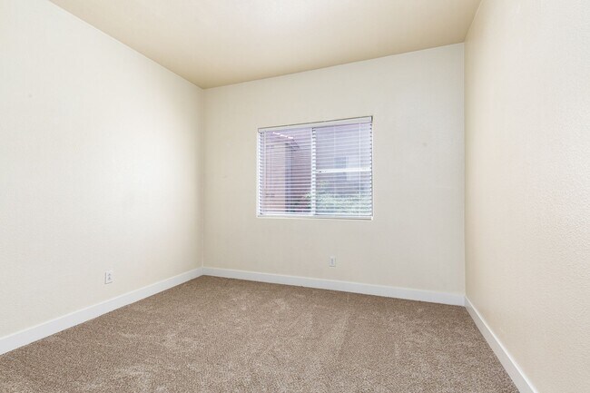 Building Photo - Move-in ready ground-floor 2 bed, 2 bath