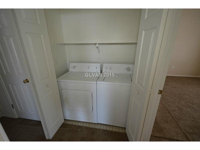 Building Photo - 2 Bed/ 2 Bath upstairs Condo in Guard Gate...