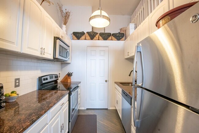 Building Photo - 154 Ogden Ave.