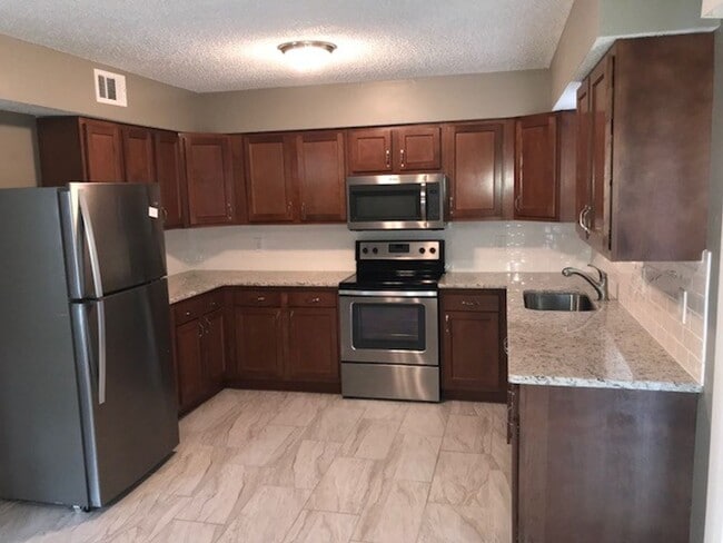 Building Photo - Beautiful 3 Bedroom 2 Bath Duplex!