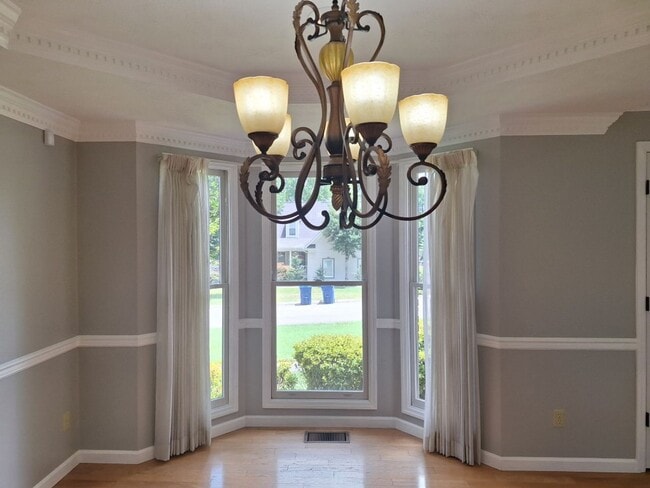 Building Photo - 4bd/3 bath located in desirable neighbor in Fox Den Subdivision in West Knoxville