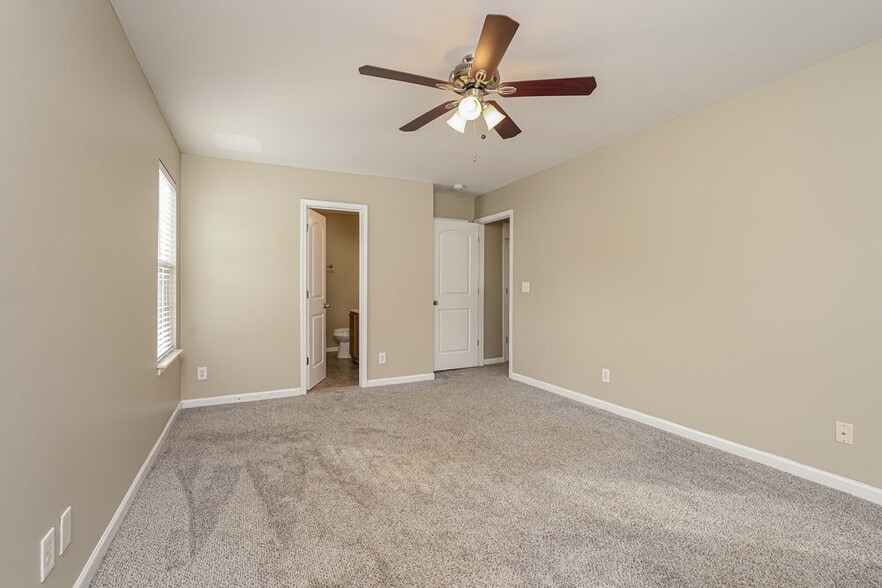 Building Photo - 5624 Fairway Forest Dr