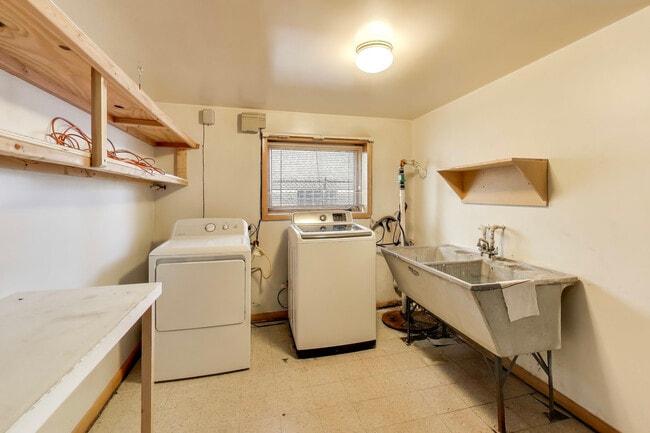 Building Photo - 1006 Devon Ave