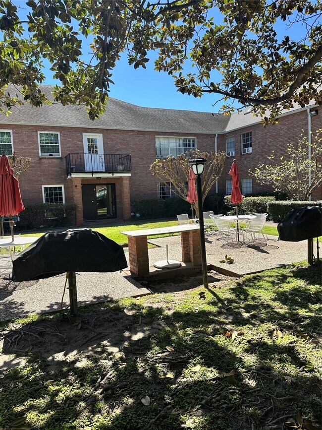 Building Photo - 2711 Briarhurst Dr