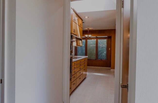 Building Photo - Charming spacious home, convenient locatio...