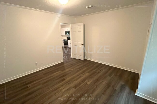 Building Photo - Newly Renovated 3 Bedroom/1 Bathroom Home ...