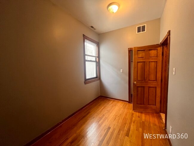 Building Photo - 3110 N Kenmore Ave