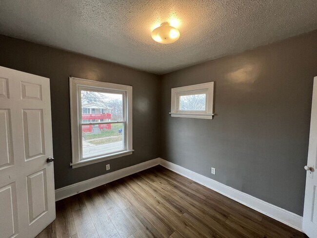 Building Photo - 10006 Lamontier Ave
