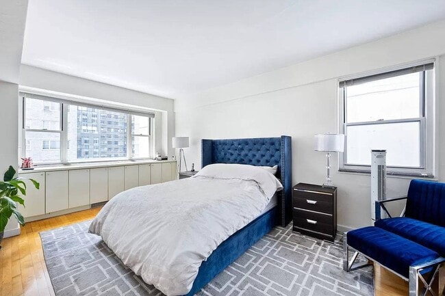 Building Photo - 100 W 57th St