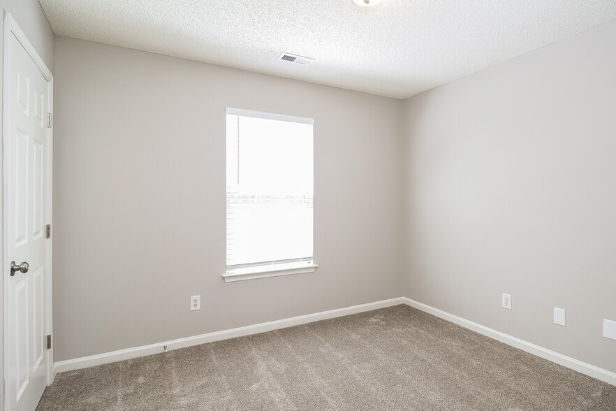 Building Photo - 2749 Fairstone Ave