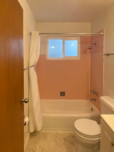 Bath rm - 659 Hillsborough St