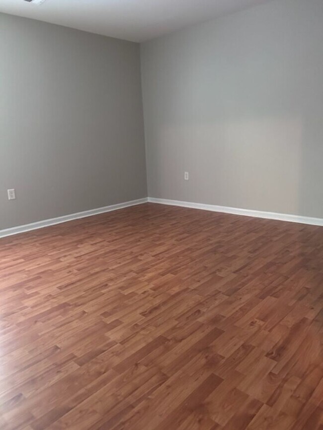 Building Photo - Stunning 4 Bedroom Home in Coulwood East Community