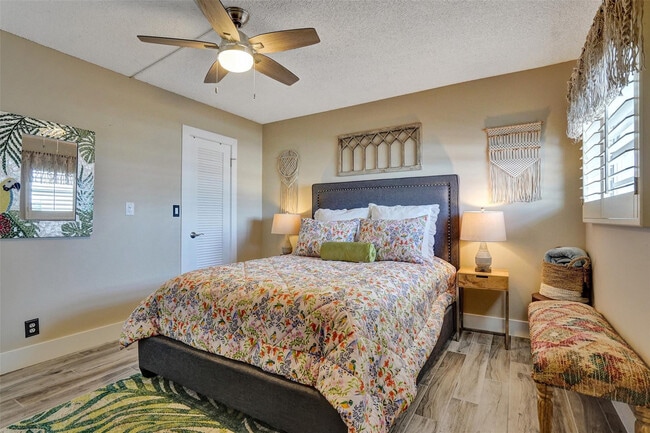 Building Photo - 3051 NE 48th St