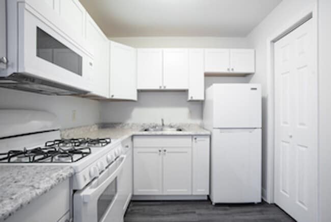 Building Photo - Beautiful Efficiency Apartment in the Heart of Beautiful Umatilla