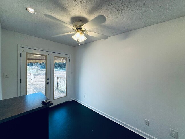 Building Photo - 1104 Toledo Ave