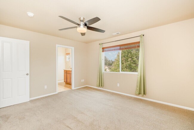 Building Photo - 3 Bed 2.5 bath Home available in desirable...