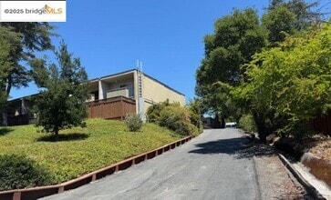Building Photo - 651 Moraga Rd