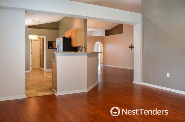 Building Photo - Four Bedrooms in Hickory Hill!