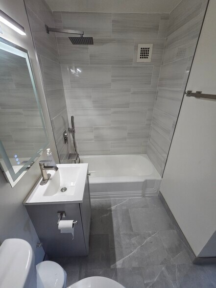 Bathroom2 - 4000 Tunlaw Rd NW