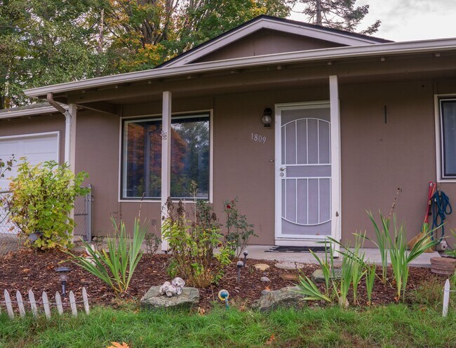 Building Photo - A Charming 3-Bedroom Rambler!