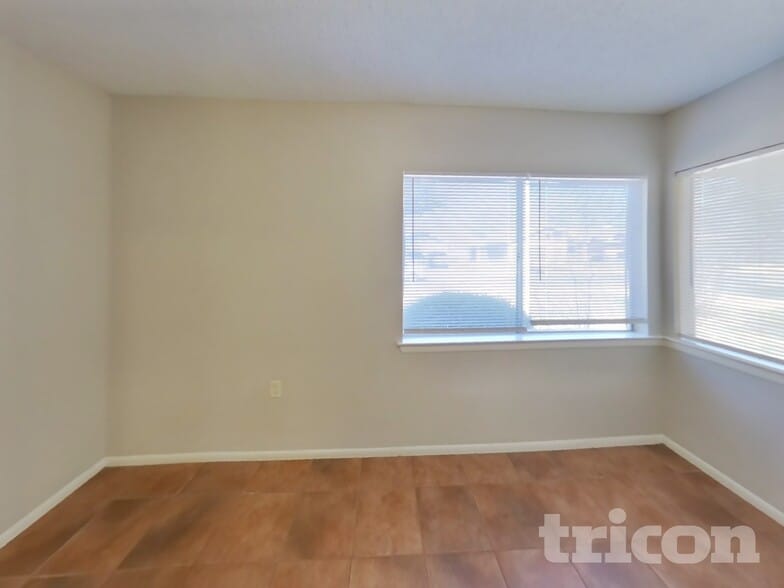 Building Photo - 9302 Points Edge