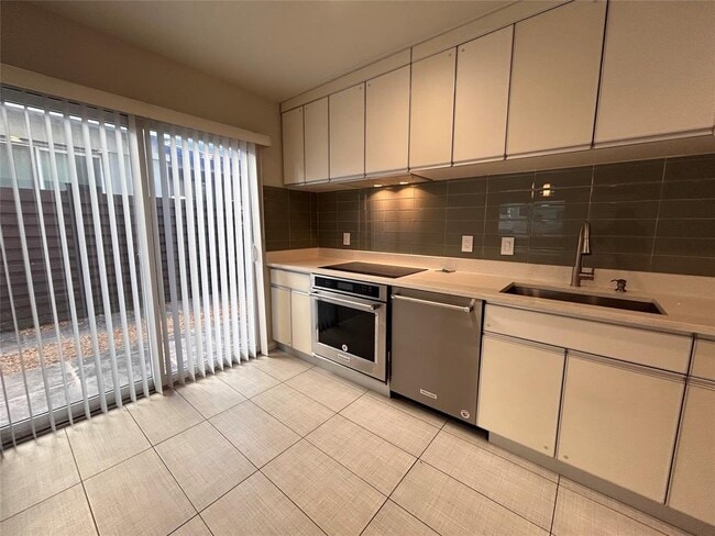 Building Photo - 8922 Trone Cir