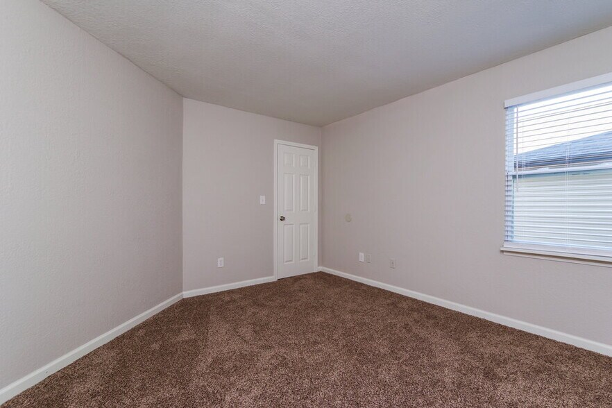 Building Photo - 304 E Pine Ridge Dr