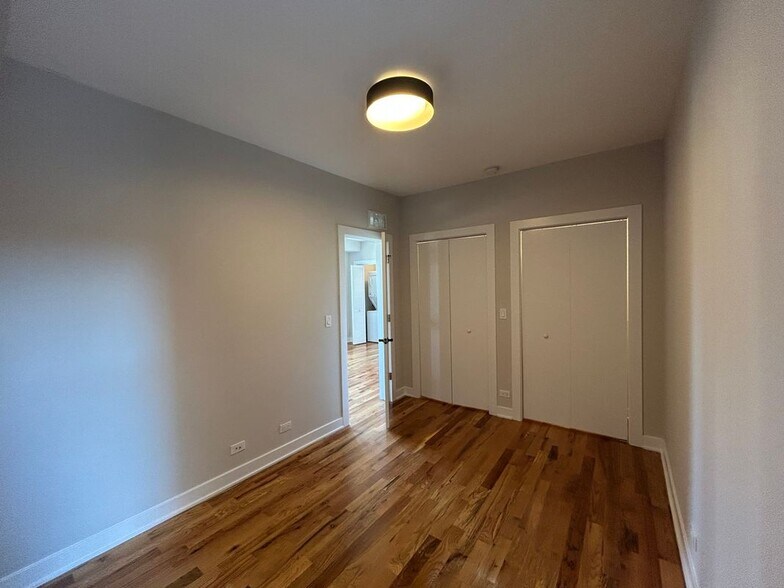 Building Photo - 656 W Wrightwood Ave