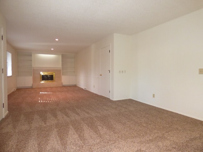 Building Photo - Spacious 2BR/2.5BA in Lakewood!