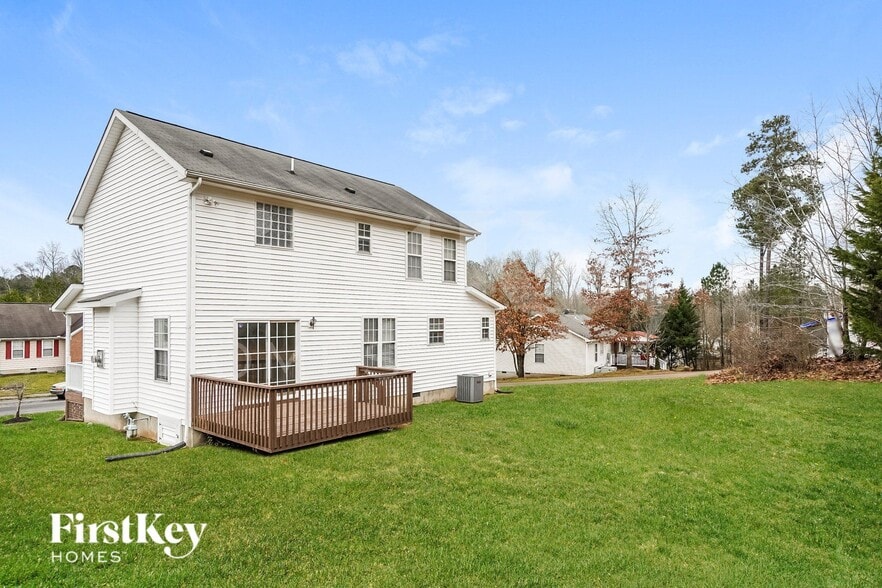 Building Photo - 809 Hounds Chase Dr