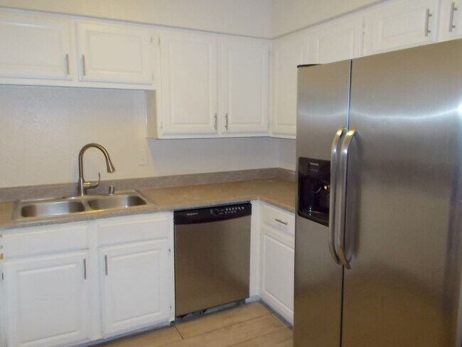 Building Photo - Beautifully Updated Second-Floor Condo! Section 8 Accepted! Rent special: $500 Move-In Special!