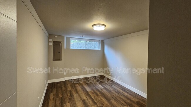 Building Photo - 10940 NE 26th Pl