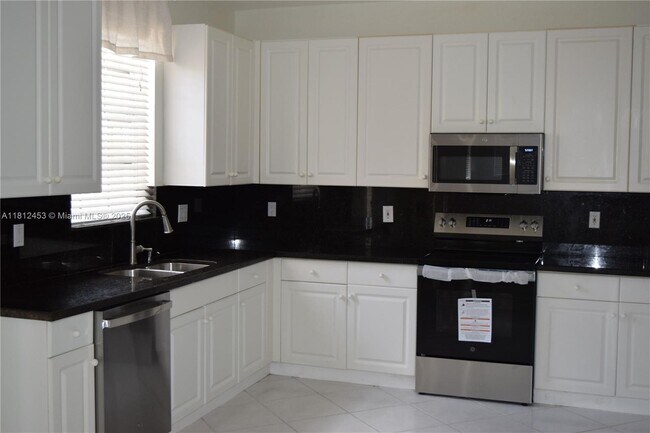 Building Photo - 991 Crestview Cir