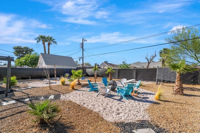 Building Photo - Luxury Home in Downtown Las Vegas!