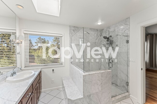 Building Photo - 2205 Valley View Dr