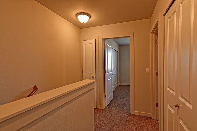 Building Photo - Northlake Court - 3 Bdrm Townhome Avail Now!