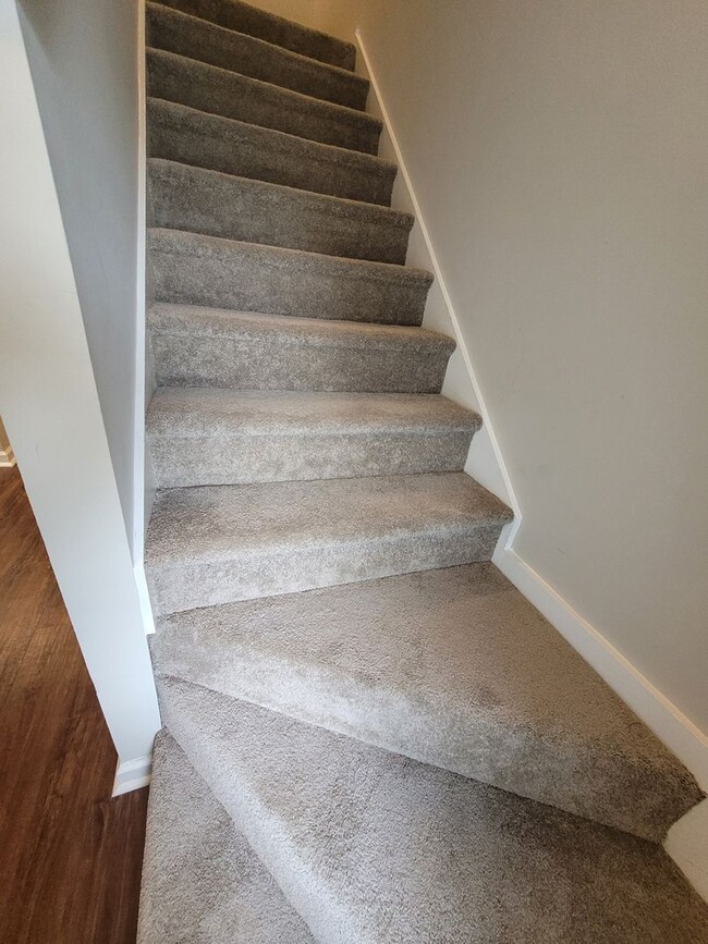 Building Photo - Furnished 3 BR, 3 BH Townhouse in Wilmington!