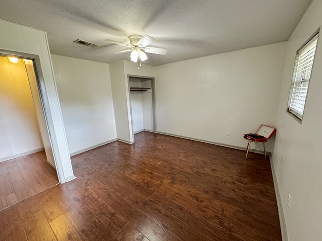 Building Photo - 216 Shadywood St