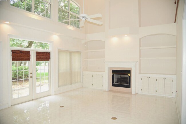 Building Photo - Executive Lakeview Home in Gated Windward Community!