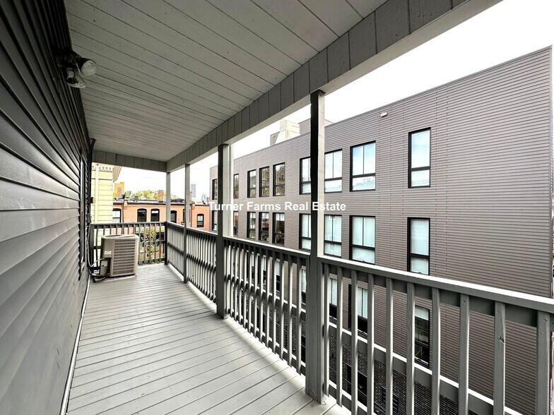 Building Photo - 8 Carmel St