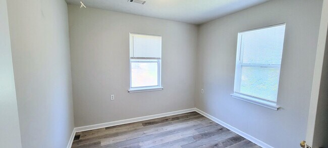 Building Photo - Charming 4BR Home with Modern Upgrades & Spacious Yard