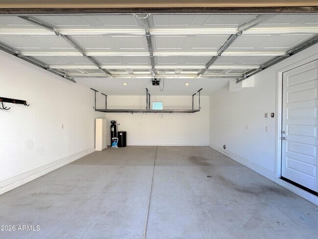 Building Photo - 9903 E Tillman Ave