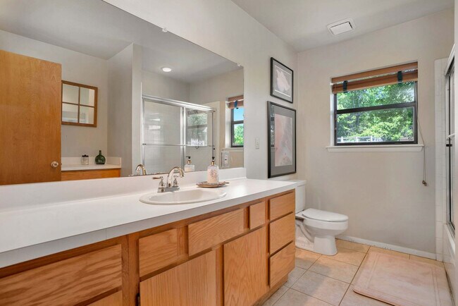 Building Photo - 13014 Schoolhouse Dr